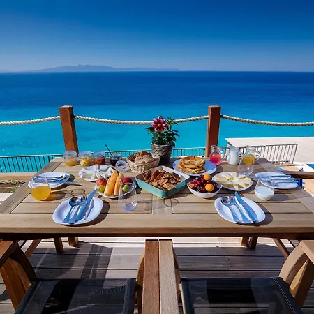 Kshira Oasis - Boutique Beachfront & Restaurant Qëparo